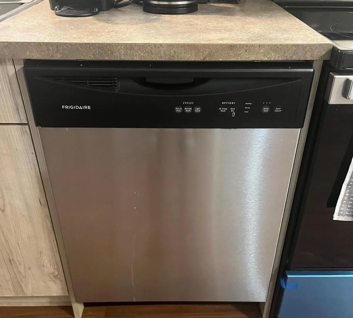 Cozy Basement Near Airport Yyc Apartment 0*, Calgary